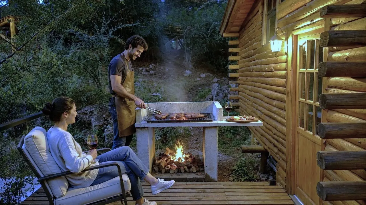 Asado en la parrilla de la galería de la cabaña familiar