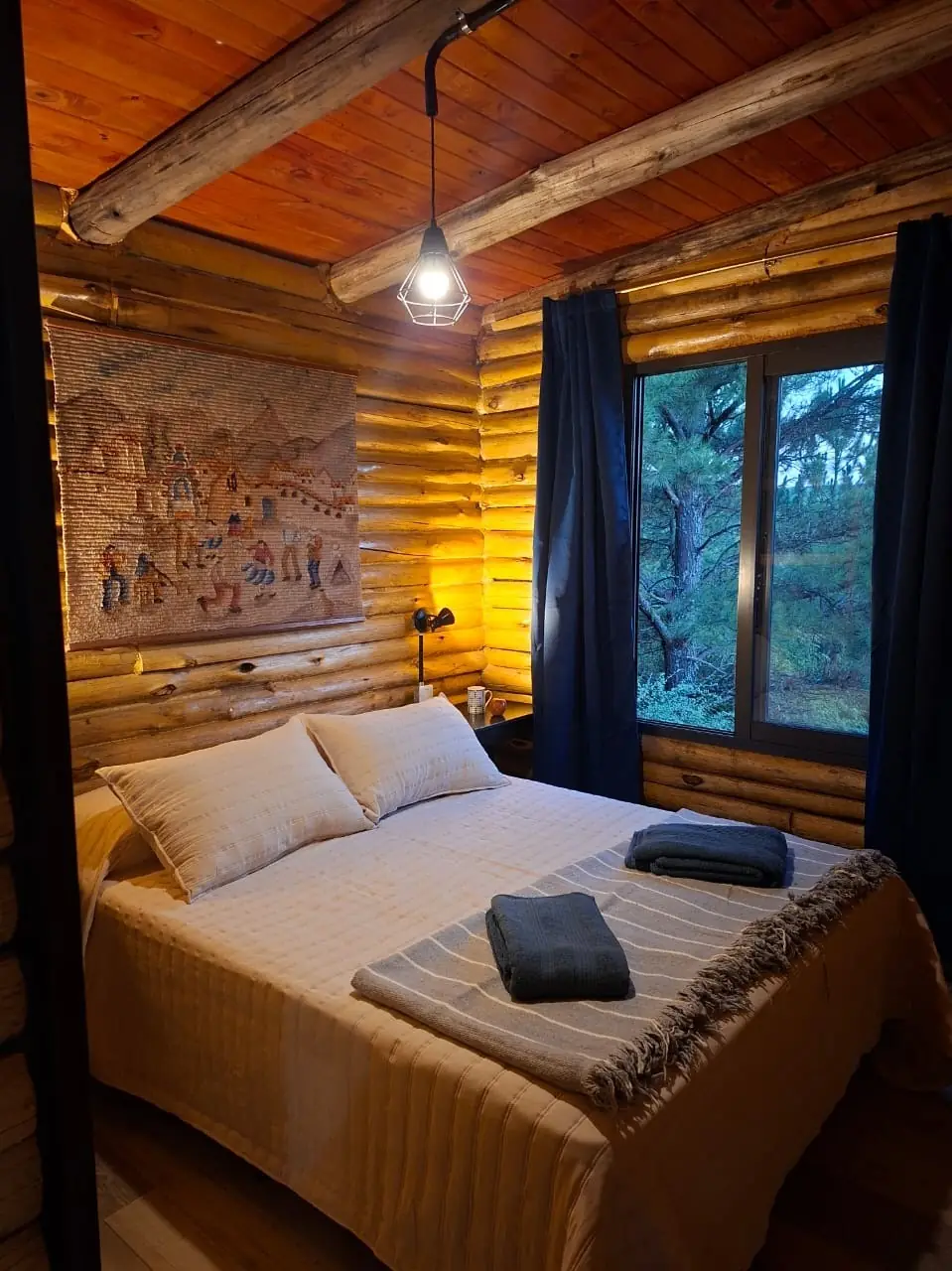 Dormitorio con cama matrimonial en la cabaña familiar
