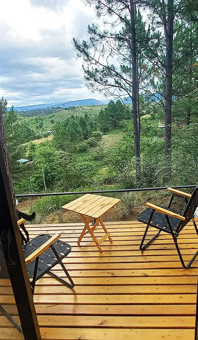 Deck con sillones y vista a las sierras