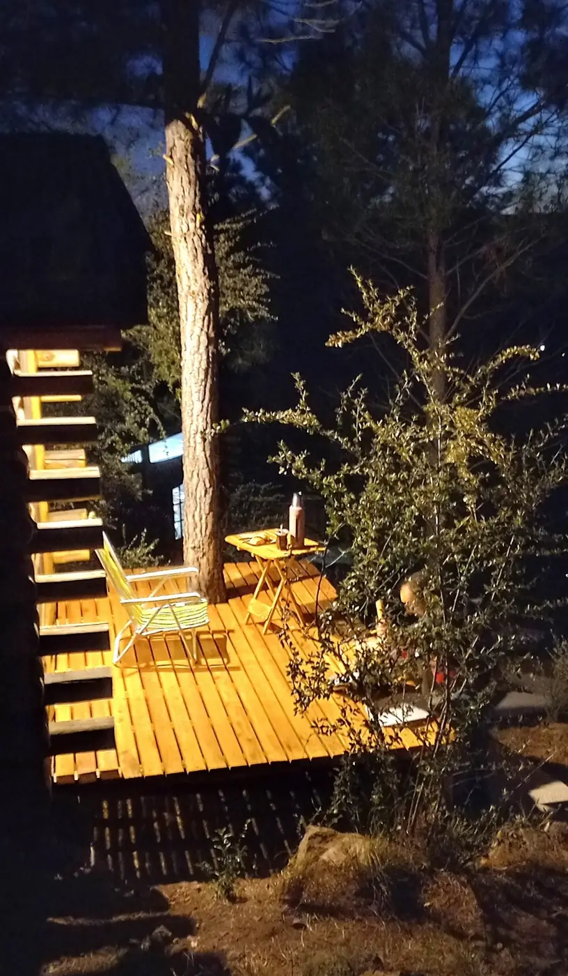 Deck de la cabaña iluminado de noche