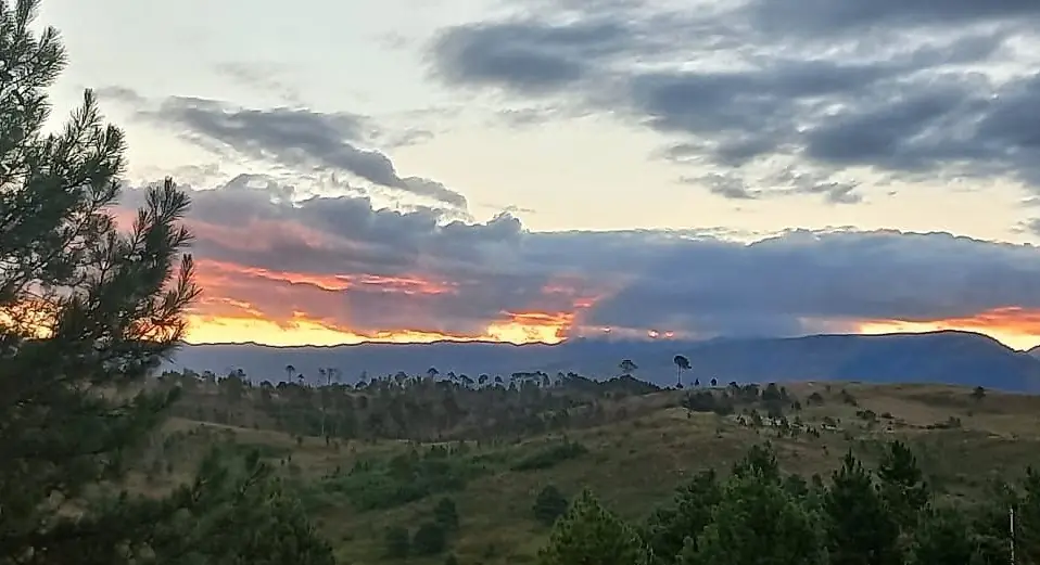 Atardecer sobre las sierras visto desde las cabañas en Intiyaco, Córdoba